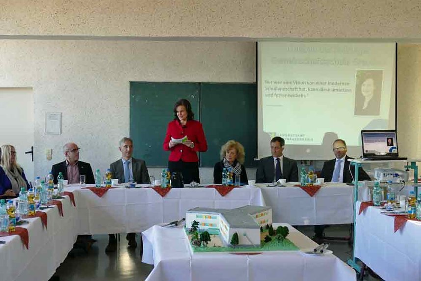 Bau der Gemeinschaftsschule auf dem Weg