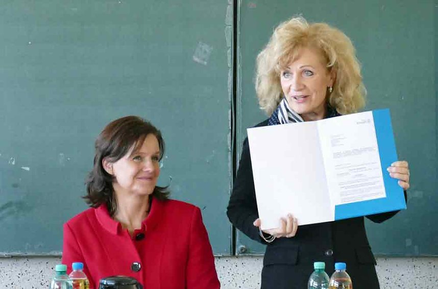 Bau der Gemeinschaftsschule auf dem Weg