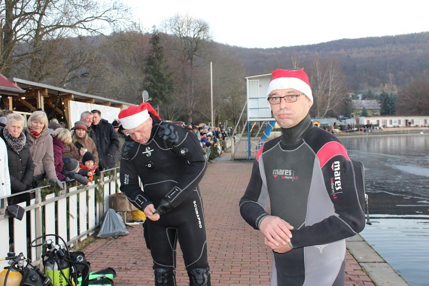 Massenansturm zum Weihnachtstauchen