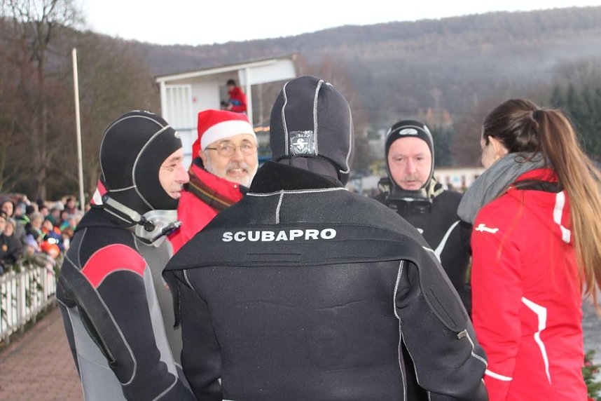 Massenansturm zum Weihnachtstauchen