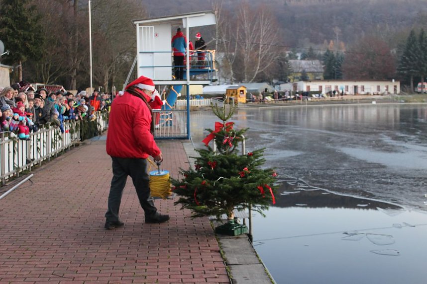 Massenansturm zum Weihnachtstauchen