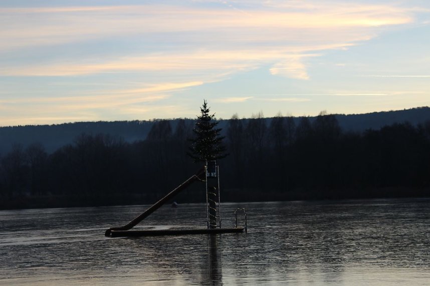 Massenansturm zum Weihnachtstauchen