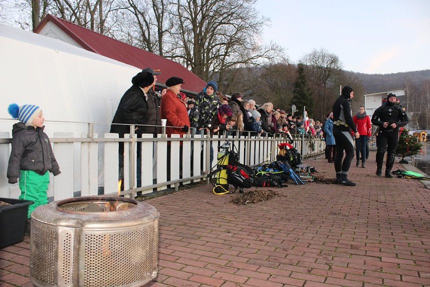 Massenansturm zum Weihnachtstauchen
