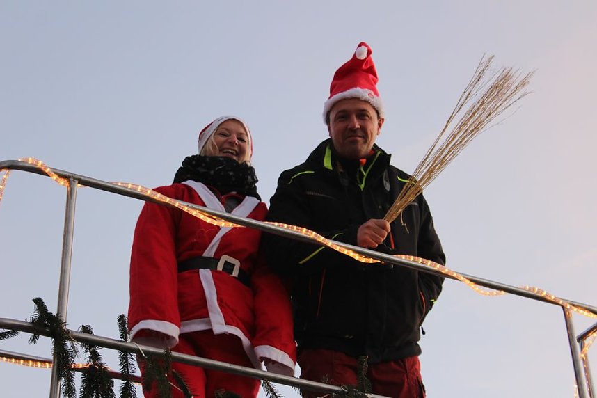 Massenansturm zum Weihnachtstauchen
