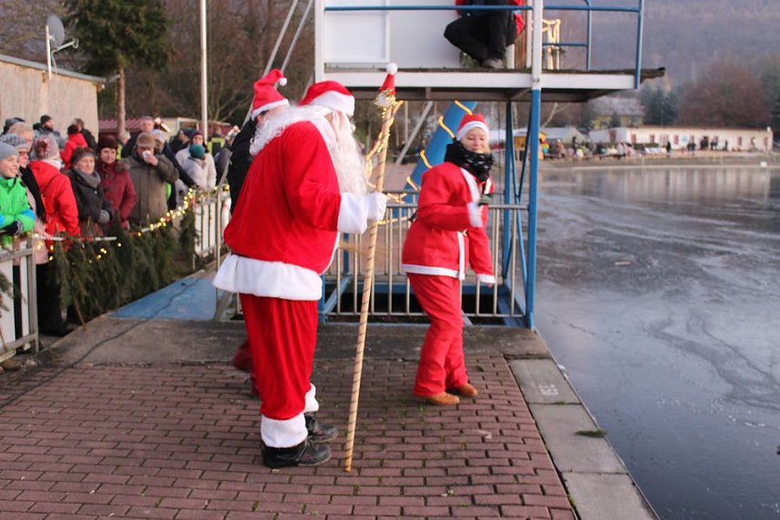 Massenansturm zum Weihnachtstauchen