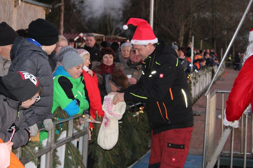 Massenansturm zum Weihnachtstauchen