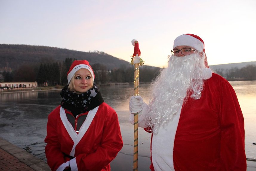 Massenansturm zum Weihnachtstauchen