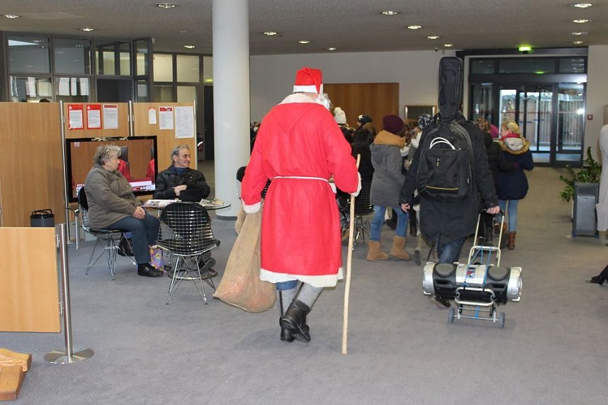 Weihnachtssingen in der Sparkasse