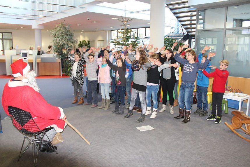 Weihnachtssingen in der Sparkasse