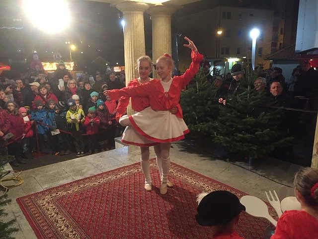 Tanzstudio Radeva &ouml;ffnete 11. Fenster