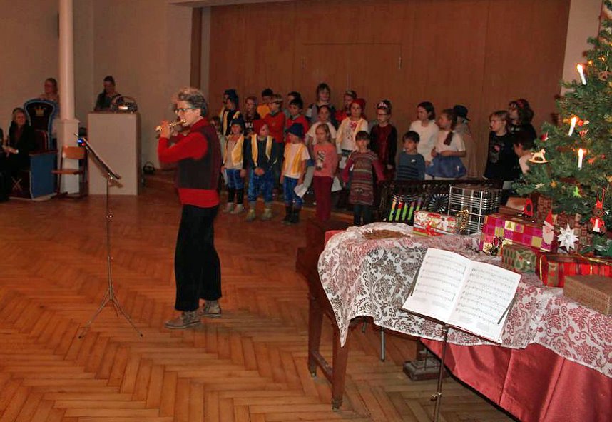Begeisternde Weihnachtsfeier in der Schule