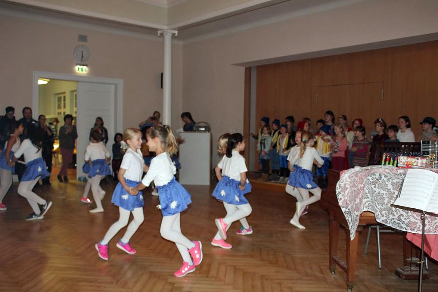 Begeisternde Weihnachtsfeier in der Schule