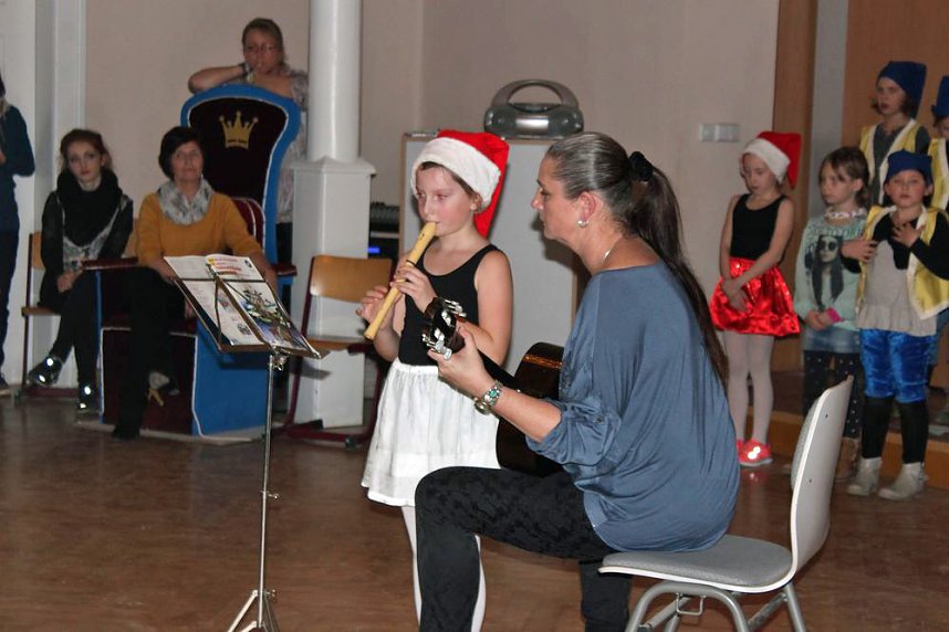 Begeisternde Weihnachtsfeier in der Schule