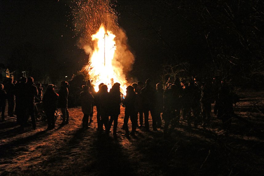 Am Knutfeuer erw&auml;rmt!