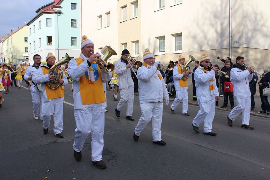 N&auml;rrinnen und Narren zogen durch die Stadt (1)  Beim gr&ouml;&szlig;ten Rosenmontagsumzug im Norden Th&uuml;ringens der heute am Vormittag auf der bekannten Route durch Sondershausen zog, war wie in den letzten Jahren  ein gro&szlig;er Publikumsmagnet...   Die Sondersh&auml;user Narren und Jecken haben auch 2017 den Rosenmontag wieder fr&ouml;hlich und beschwingt mit ihrem Umzug durch die Stadt zu einem H&ouml;hepunkt gemacht und auf