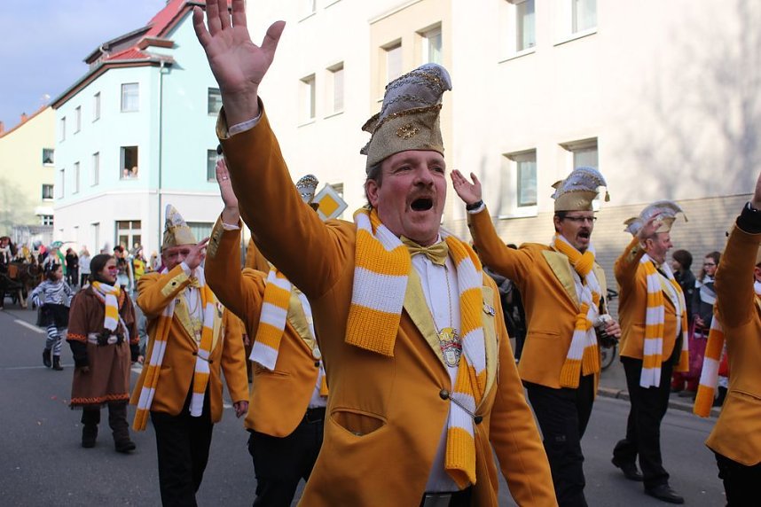 N&auml;rrinnen und Narren zogen durch die Stadt (1)  Beim gr&ouml;&szlig;ten Rosenmontagsumzug im Norden Th&uuml;ringens der heute am Vormittag auf der bekannten Route durch Sondershausen zog, war wie in den letzten Jahren  ein gro&szlig;er Publikumsmagnet...   Die Sondersh&auml;user Narren und Jecken haben auch 2017 den Rosenmontag wieder fr&ouml;hlich und beschwingt mit ihrem Umzug durch die Stadt zu einem H&ouml;hepunkt gemacht und auf