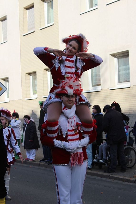N&auml;rrinnen und Narren zogen durch die Stadt (1)  Beim gr&ouml;&szlig;ten Rosenmontagsumzug im Norden Th&uuml;ringens der heute am Vormittag auf der bekannten Route durch Sondershausen zog, war wie in den letzten Jahren  ein gro&szlig;er Publikumsmagnet...   Die Sondersh&auml;user Narren und Jecken haben auch 2017 den Rosenmontag wieder fr&ouml;hlich und beschwingt mit ihrem Umzug durch die Stadt zu einem H&ouml;hepunkt gemacht und auf