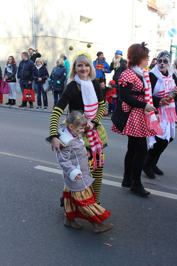 N&auml;rrinnen und Narren zogen durch die Stadt (1)  Beim gr&ouml;&szlig;ten Rosenmontagsumzug im Norden Th&uuml;ringens der heute am Vormittag auf der bekannten Route durch Sondershausen zog, war wie in den letzten Jahren  ein gro&szlig;er Publikumsmagnet...   Die Sondersh&auml;user Narren und Jecken haben auch 2017 den Rosenmontag wieder fr&ouml;hlich und beschwingt mit ihrem Umzug durch die Stadt zu einem H&ouml;hepunkt gemacht und auf