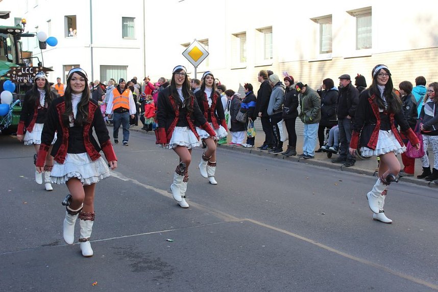 N&auml;rrinnen und Narren zogen durch die Stadt (1)  Beim gr&ouml;&szlig;ten Rosenmontagsumzug im Norden Th&uuml;ringens der heute am Vormittag auf der bekannten Route durch Sondershausen zog, war wie in den letzten Jahren  ein gro&szlig;er Publikumsmagnet...   Die Sondersh&auml;user Narren und Jecken haben auch 2017 den Rosenmontag wieder fr&ouml;hlich und beschwingt mit ihrem Umzug durch die Stadt zu einem H&ouml;hepunkt gemacht und auf
