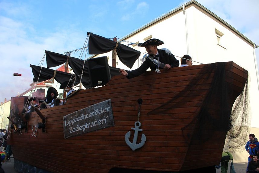 N&auml;rrinnen und Narren zogen durch die Stadt (1)  Beim gr&ouml;&szlig;ten Rosenmontagsumzug im Norden Th&uuml;ringens der heute am Vormittag auf der bekannten Route durch Sondershausen zog, war wie in den letzten Jahren  ein gro&szlig;er Publikumsmagnet...   Die Sondersh&auml;user Narren und Jecken haben auch 2017 den Rosenmontag wieder fr&ouml;hlich und beschwingt mit ihrem Umzug durch die Stadt zu einem H&ouml;hepunkt gemacht und auf