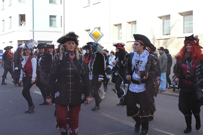 N&auml;rrinnen und Narren zogen durch die Stadt (1)  Beim gr&ouml;&szlig;ten Rosenmontagsumzug im Norden Th&uuml;ringens der heute am Vormittag auf der bekannten Route durch Sondershausen zog, war wie in den letzten Jahren  ein gro&szlig;er Publikumsmagnet...   Die Sondersh&auml;user Narren und Jecken haben auch 2017 den Rosenmontag wieder fr&ouml;hlich und beschwingt mit ihrem Umzug durch die Stadt zu einem H&ouml;hepunkt gemacht und auf