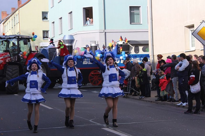 N&auml;rrinnen und Narren zogen durch die Stadt (1)  Beim gr&ouml;&szlig;ten Rosenmontagsumzug im Norden Th&uuml;ringens der heute am Vormittag auf der bekannten Route durch Sondershausen zog, war wie in den letzten Jahren  ein gro&szlig;er Publikumsmagnet...   Die Sondersh&auml;user Narren und Jecken haben auch 2017 den Rosenmontag wieder fr&ouml;hlich und beschwingt mit ihrem Umzug durch die Stadt zu einem H&ouml;hepunkt gemacht und auf
