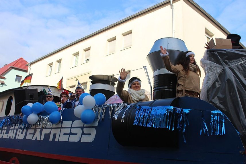 N&auml;rrinnen und Narren zogen durch die Stadt (1)  Beim gr&ouml;&szlig;ten Rosenmontagsumzug im Norden Th&uuml;ringens der heute am Vormittag auf der bekannten Route durch Sondershausen zog, war wie in den letzten Jahren  ein gro&szlig;er Publikumsmagnet...   Die Sondersh&auml;user Narren und Jecken haben auch 2017 den Rosenmontag wieder fr&ouml;hlich und beschwingt mit ihrem Umzug durch die Stadt zu einem H&ouml;hepunkt gemacht und auf