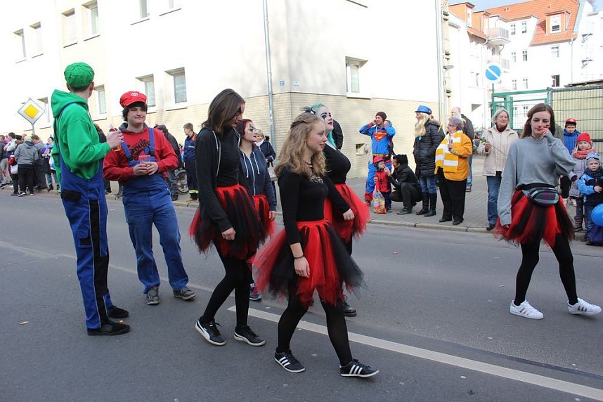 N&auml;rrinnen und Narren zogen durch die Stadt (1)  Beim gr&ouml;&szlig;ten Rosenmontagsumzug im Norden Th&uuml;ringens der heute am Vormittag auf der bekannten Route durch Sondershausen zog, war wie in den letzten Jahren  ein gro&szlig;er Publikumsmagnet...   Die Sondersh&auml;user Narren und Jecken haben auch 2017 den Rosenmontag wieder fr&ouml;hlich und beschwingt mit ihrem Umzug durch die Stadt zu einem H&ouml;hepunkt gemacht und auf