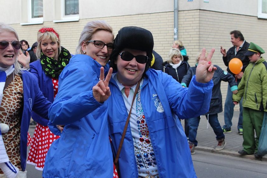 N&auml;rrinnen und Narren zogen durch die Stadt (1)  Beim gr&ouml;&szlig;ten Rosenmontagsumzug im Norden Th&uuml;ringens der heute am Vormittag auf der bekannten Route durch Sondershausen zog, war wie in den letzten Jahren  ein gro&szlig;er Publikumsmagnet...   Die Sondersh&auml;user Narren und Jecken haben auch 2017 den Rosenmontag wieder fr&ouml;hlich und beschwingt mit ihrem Umzug durch die Stadt zu einem H&ouml;hepunkt gemacht und auf