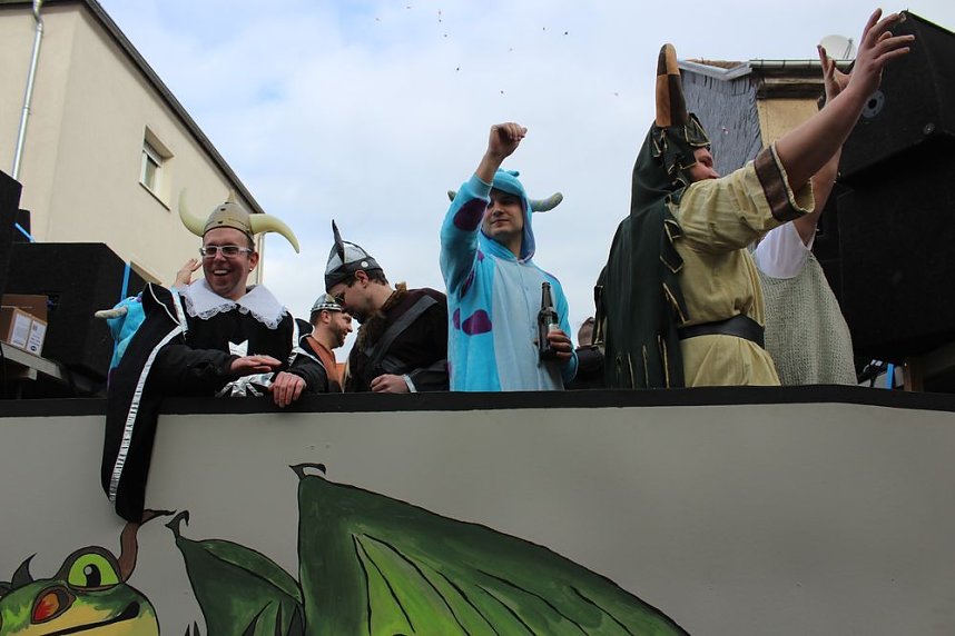 N&auml;rrinnen und Narren zogen durch die Stadt (1)  Beim gr&ouml;&szlig;ten Rosenmontagsumzug im Norden Th&uuml;ringens der heute am Vormittag auf der bekannten Route durch Sondershausen zog, war wie in den letzten Jahren  ein gro&szlig;er Publikumsmagnet...   Die Sondersh&auml;user Narren und Jecken haben auch 2017 den Rosenmontag wieder fr&ouml;hlich und beschwingt mit ihrem Umzug durch die Stadt zu einem H&ouml;hepunkt gemacht und auf