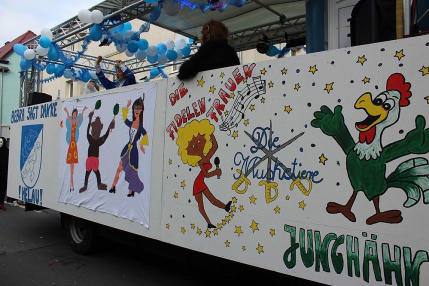 N&auml;rrinnen und Narren zogen durch die Stadt (1)  Beim gr&ouml;&szlig;ten Rosenmontagsumzug im Norden Th&uuml;ringens der heute am Vormittag auf der bekannten Route durch Sondershausen zog, war wie in den letzten Jahren  ein gro&szlig;er Publikumsmagnet...   Die Sondersh&auml;user Narren und Jecken haben auch 2017 den Rosenmontag wieder fr&ouml;hlich und beschwingt mit ihrem Umzug durch die Stadt zu einem H&ouml;hepunkt gemacht und auf