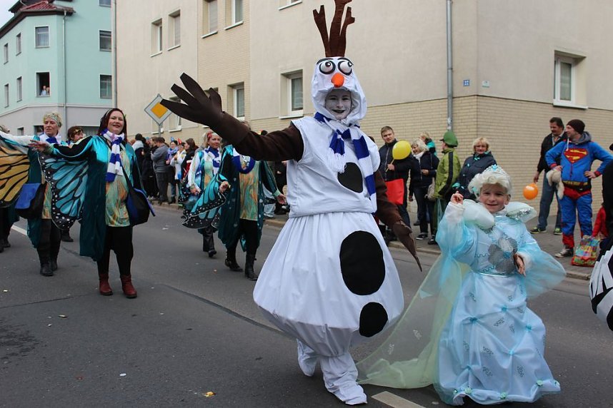 N&auml;rrinnen und Narren zogen durch die Stadt (1)  Beim gr&ouml;&szlig;ten Rosenmontagsumzug im Norden Th&uuml;ringens der heute am Vormittag auf der bekannten Route durch Sondershausen zog, war wie in den letzten Jahren  ein gro&szlig;er Publikumsmagnet...   Die Sondersh&auml;user Narren und Jecken haben auch 2017 den Rosenmontag wieder fr&ouml;hlich und beschwingt mit ihrem Umzug durch die Stadt zu einem H&ouml;hepunkt gemacht und auf