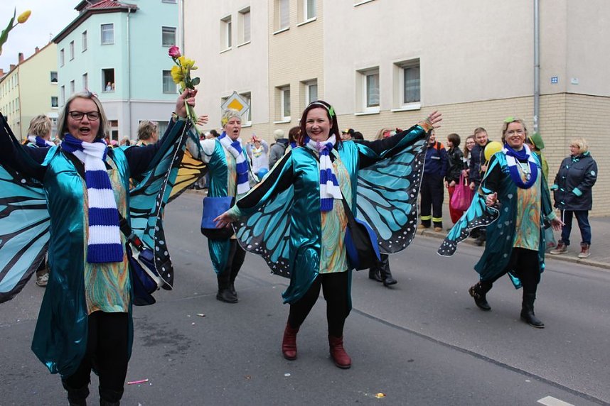 N&auml;rrinnen und Narren zogen durch die Stadt (1)  Beim gr&ouml;&szlig;ten Rosenmontagsumzug im Norden Th&uuml;ringens der heute am Vormittag auf der bekannten Route durch Sondershausen zog, war wie in den letzten Jahren  ein gro&szlig;er Publikumsmagnet...   Die Sondersh&auml;user Narren und Jecken haben auch 2017 den Rosenmontag wieder fr&ouml;hlich und beschwingt mit ihrem Umzug durch die Stadt zu einem H&ouml;hepunkt gemacht und auf