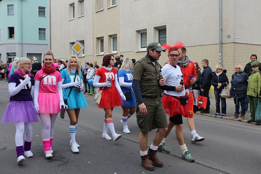 N&auml;rrinnen und Narren zogen durch die Stadt (1)  Beim gr&ouml;&szlig;ten Rosenmontagsumzug im Norden Th&uuml;ringens der heute am Vormittag auf der bekannten Route durch Sondershausen zog, war wie in den letzten Jahren  ein gro&szlig;er Publikumsmagnet...   Die Sondersh&auml;user Narren und Jecken haben auch 2017 den Rosenmontag wieder fr&ouml;hlich und beschwingt mit ihrem Umzug durch die Stadt zu einem H&ouml;hepunkt gemacht und auf