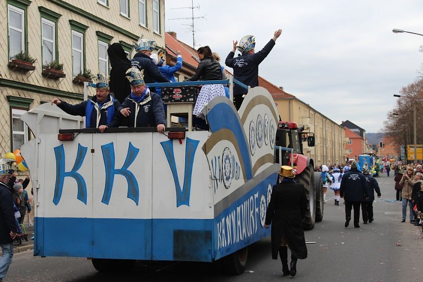 N&auml;rrinnen und Narren zogen durch die Stadt (1)  Beim gr&ouml;&szlig;ten Rosenmontagsumzug im Norden Th&uuml;ringens der heute am Vormittag auf der bekannten Route durch Sondershausen zog, war wie in den letzten Jahren  ein gro&szlig;er Publikumsmagnet...   Die Sondersh&auml;user Narren und Jecken haben auch 2017 den Rosenmontag wieder fr&ouml;hlich und beschwingt mit ihrem Umzug durch die Stadt zu einem H&ouml;hepunkt gemacht und auf
