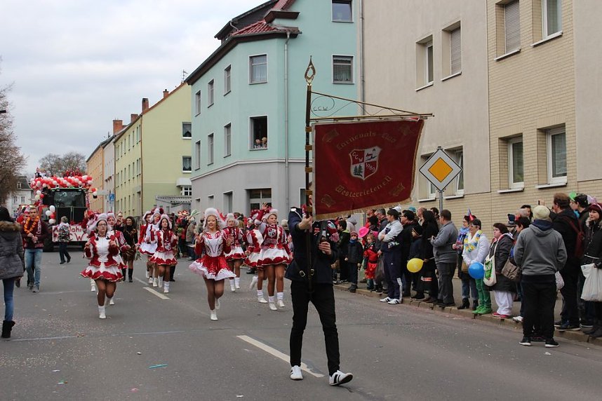 N&auml;rrinnen und Narren zogen durch die Stadt (1)  Beim gr&ouml;&szlig;ten Rosenmontagsumzug im Norden Th&uuml;ringens der heute am Vormittag auf der bekannten Route durch Sondershausen zog, war wie in den letzten Jahren  ein gro&szlig;er Publikumsmagnet...   Die Sondersh&auml;user Narren und Jecken haben auch 2017 den Rosenmontag wieder fr&ouml;hlich und beschwingt mit ihrem Umzug durch die Stadt zu einem H&ouml;hepunkt gemacht und auf