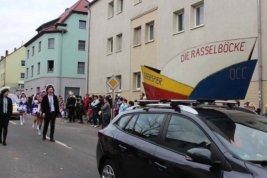 N&auml;rrinnen und Narren ziehen durch die Stadt (2)