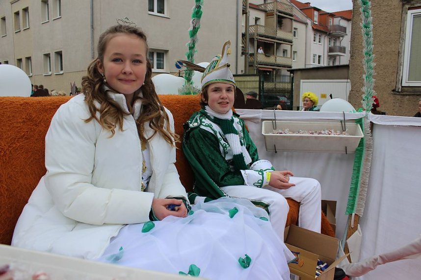 N&auml;rrinnen und Narren ziehen durch die Stadt (2)