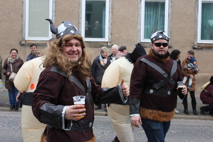 N&auml;rrinnen und Narren ziehen durch die Stadt (2)