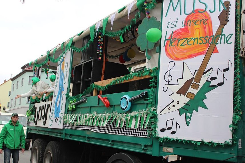 N&auml;rrinnen und Narren ziehen durch die Stadt (2)