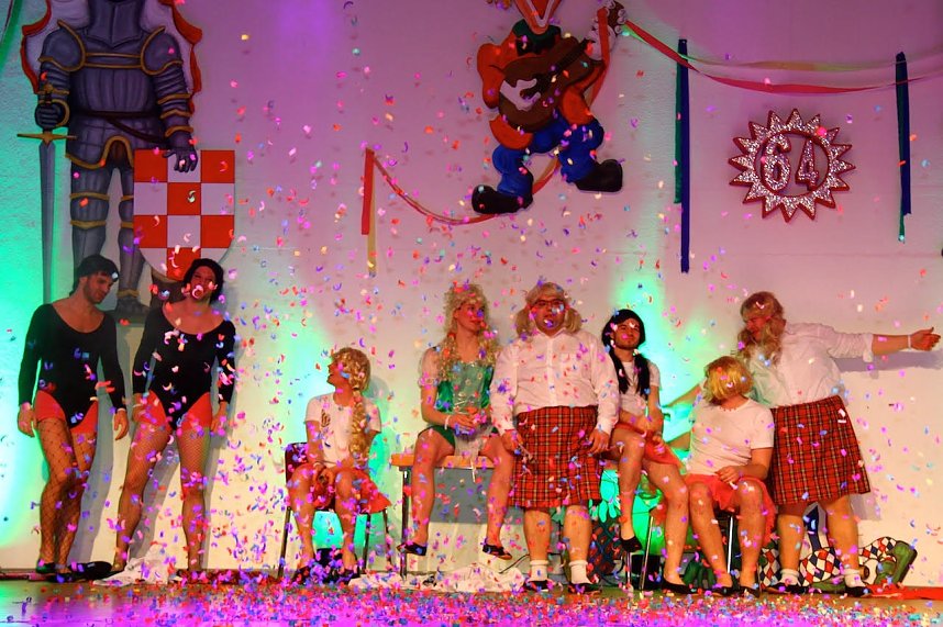 M&auml;nnerbeine und mehr auf Bleicher&ouml;der B&uuml;hne