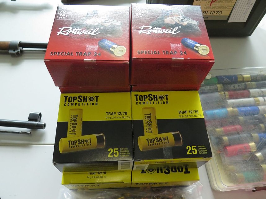 Pr&auml;sentation der sichergestellten Waffen und Munition