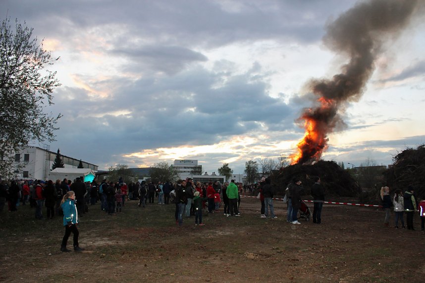 Lodernde Osterfeuer im Kreis