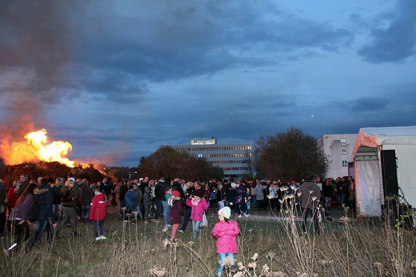 Lodernde Osterfeuer im Kreis