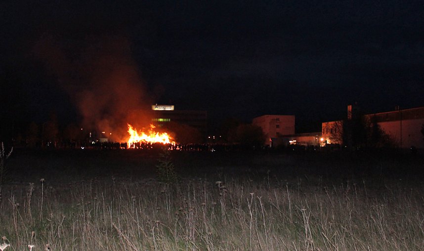 Lodernde Osterfeuer im Kreis