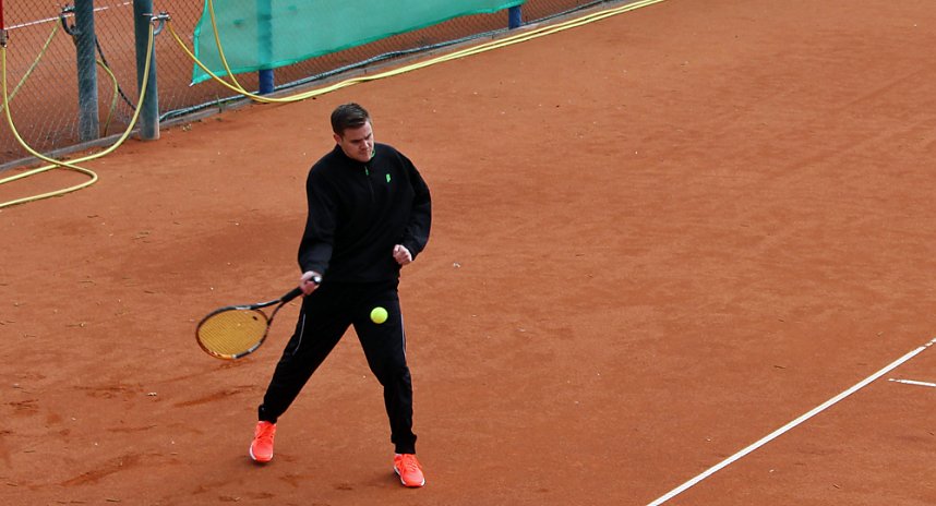 Leider k&uuml;hler Tennisauftakt