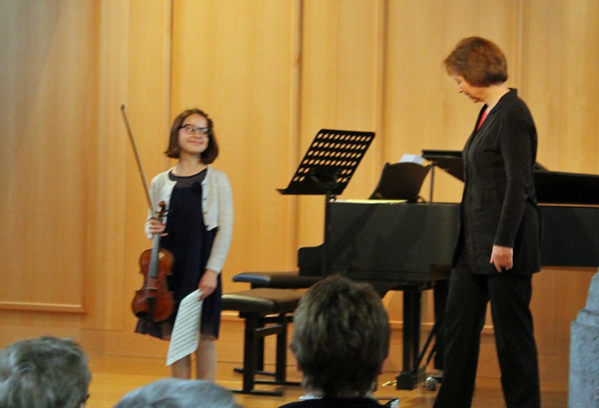 Junger Geiger bei Noten mit Dip