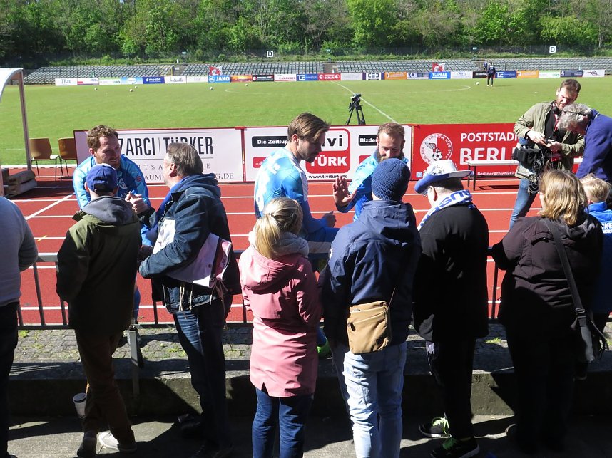 Vor und nach dem Spiel gegen den BAK