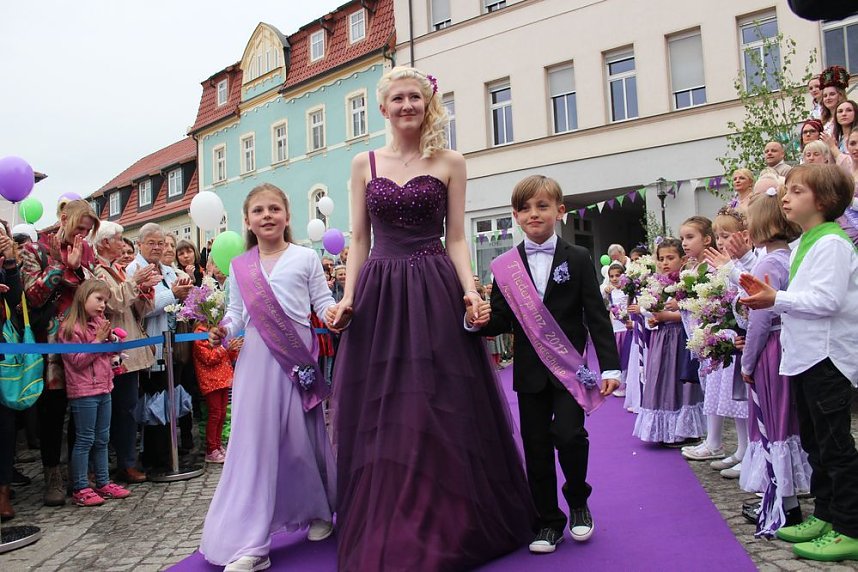 Fliederprinzessin in Amt eingef&uuml;hrt