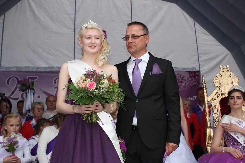 Fliederprinzessin in Amt eingef&uuml;hrt